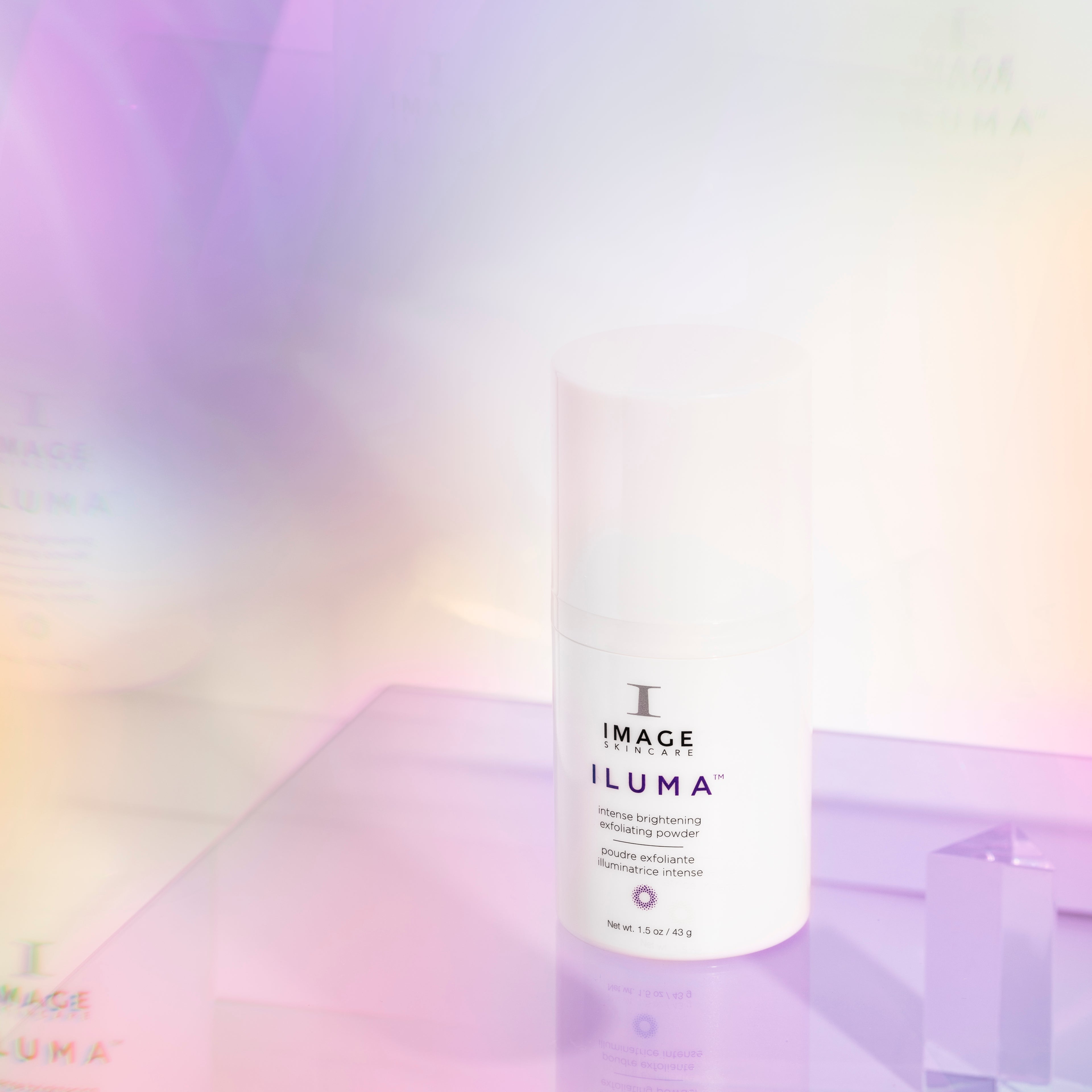 Image Iluma skincare product on a gradient background